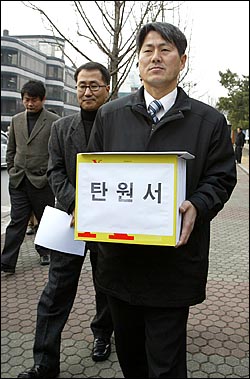 기자회견을 마친 참가자들이 탄원서를 들고 법원으로 향하고 있다. 